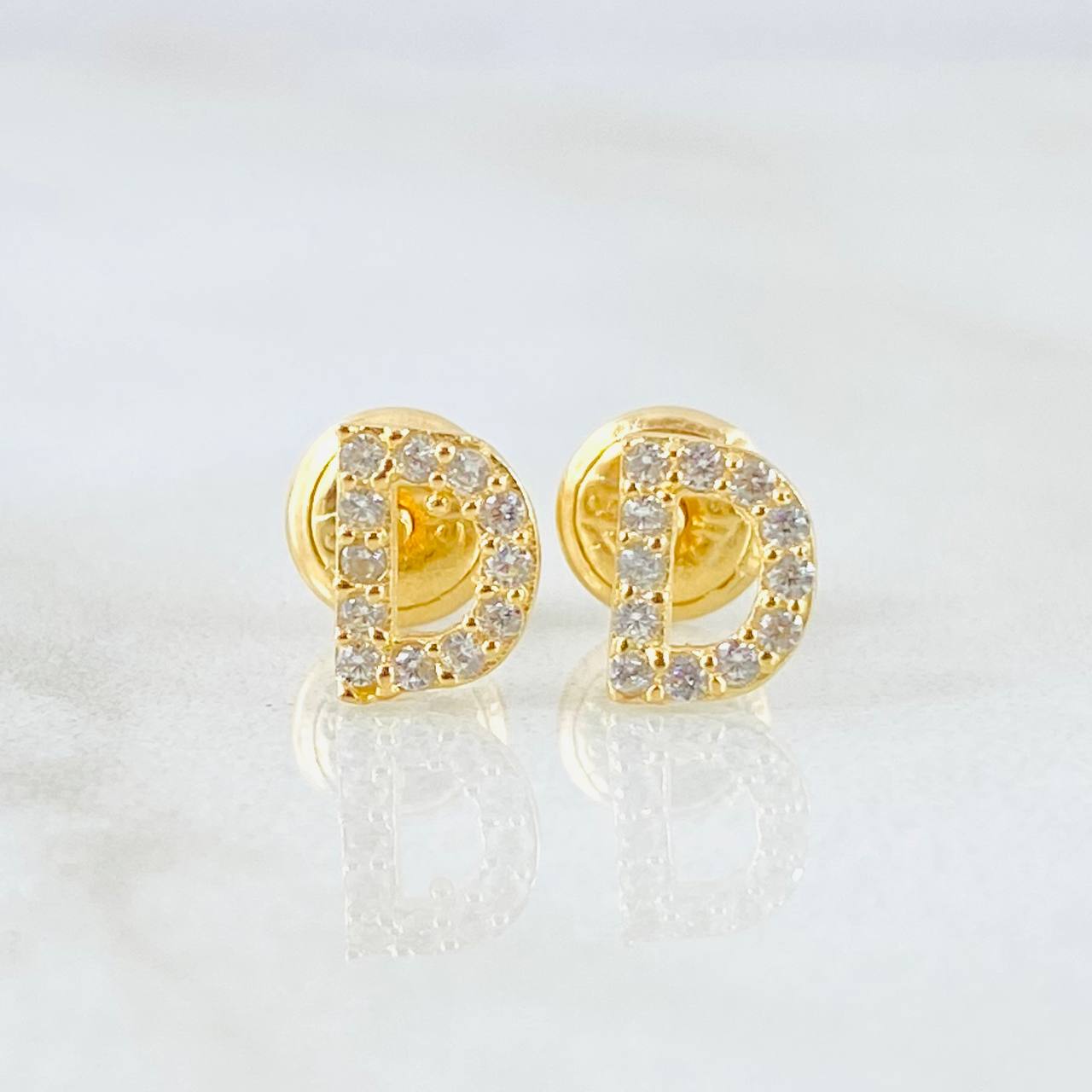 Topos Letra D 0.7gr / 5mm Oro Amarillo 18K Topos Letra D 0.7gr / 5mm Oro Amarillo 18K