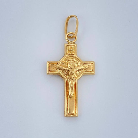 Dije Cruz Cristo San Benito 0.75gr / 2.5cm / Oro Amarillo 18K $