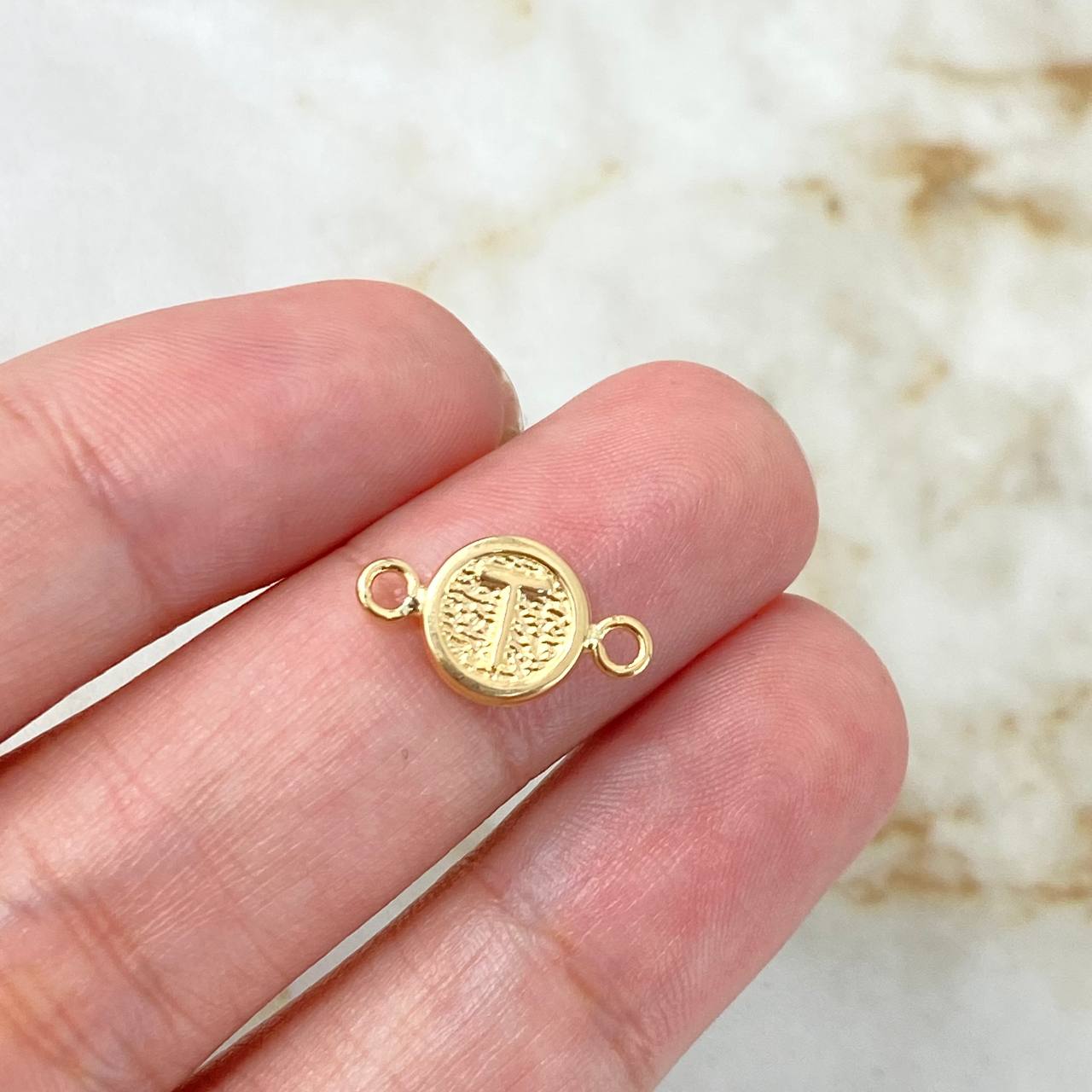 Herraje Letra T 0.35gr / 1.4cm / Circular Oro Amarillo Herraje Letra T 0.35gr / 1.4cm / Circular Oro Amarillo