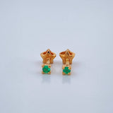 Topos Cuatro Garras Esmeraldas 0.8gr / 2mm Oro Amarillo 18K % Topos Cuatro Garras Esmeraldas 0.8gr / 2mm Oro Amarillo 18K %