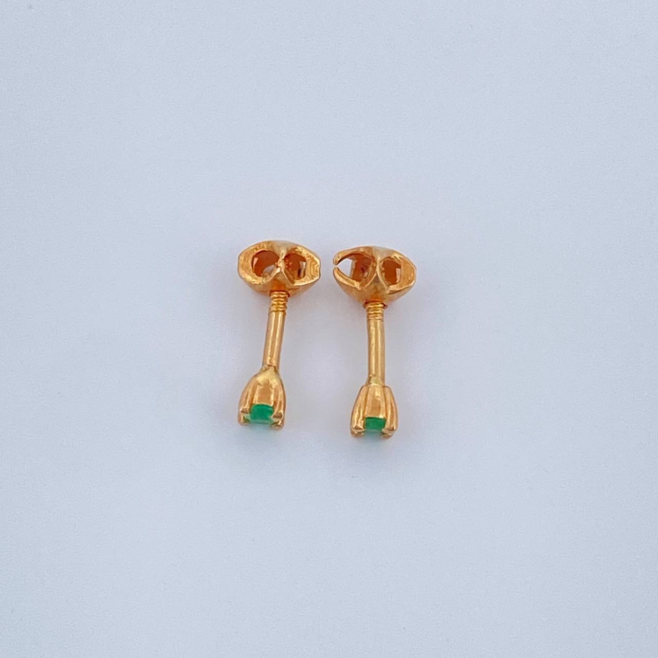 Topos Cuatro Garras Esmeraldas 0.8gr / 2mm Oro Amarillo 18K % Topos Cuatro Garras Esmeraldas 0.8gr / 2mm Oro Amarillo 18K %