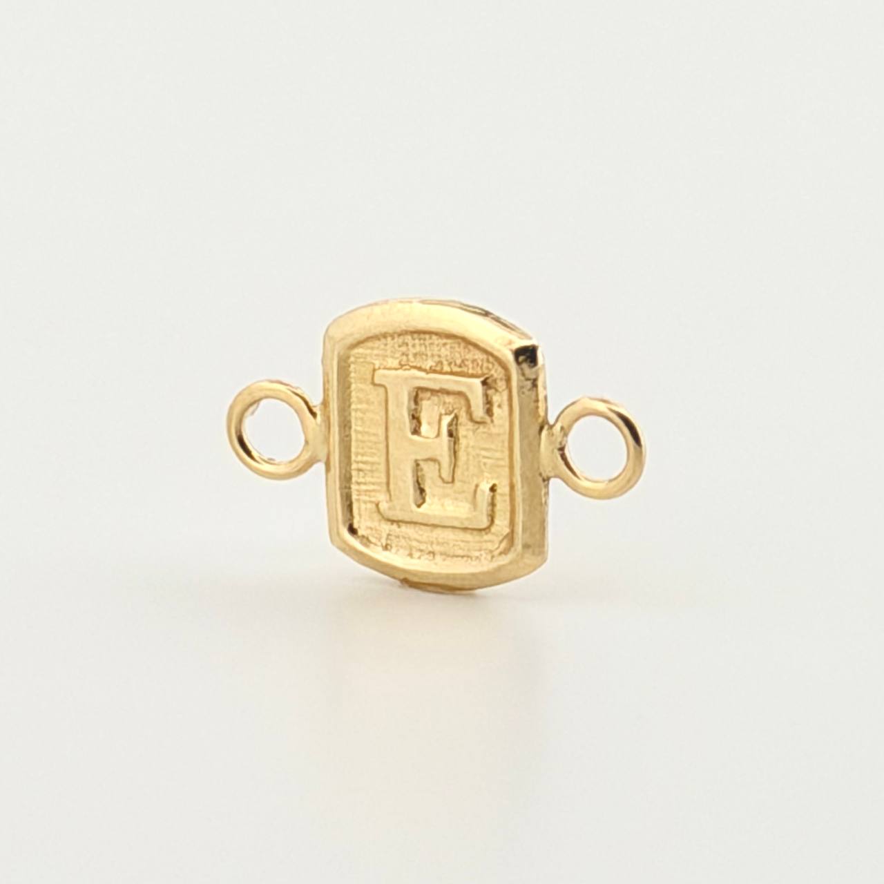 Herraje Letra E 0.3gr / 1.2cm / Oro Amarillo 18K © Herraje Letra E 0.3gr / 1.2cm / Oro Amarillo 18K ©