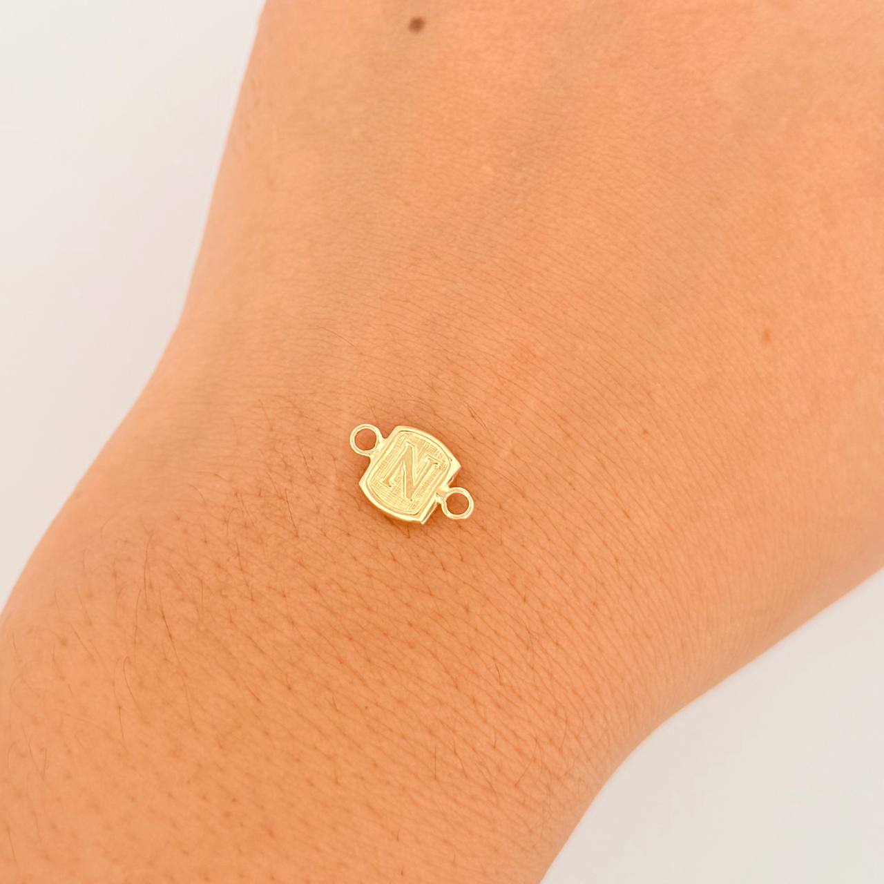 Herraje Letra N 0.3gr / 1.2cm / Oro Amarillo 18K © Herraje Letra N 0.3gr / 1.2cm / Oro Amarillo 18K ©