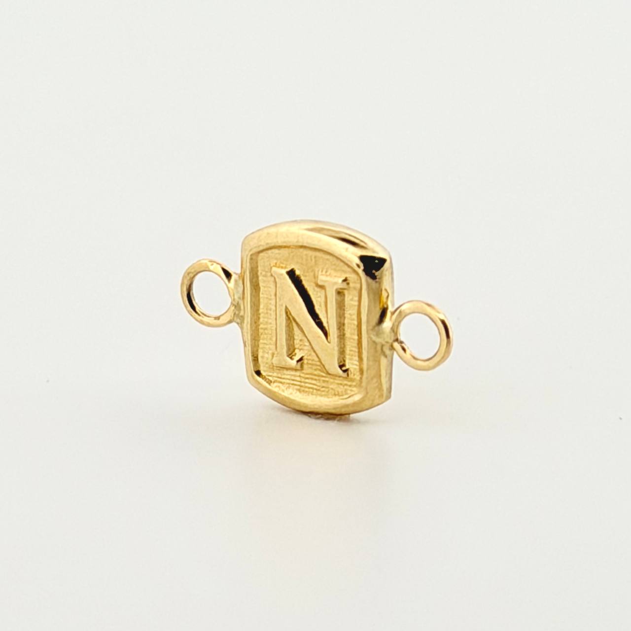 Herraje Letra N 0.25gr / 1.2cm / Oro Amarillo 18K © Herraje Letra N 0.25gr / 1.2cm / Oro Amarillo 18K ©