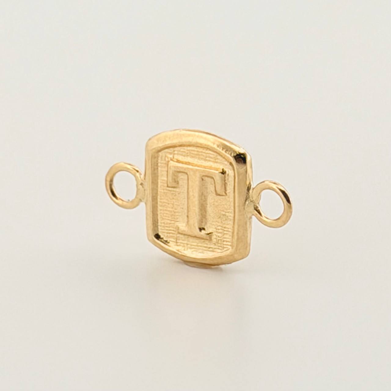 Herraje Letra T 0.3gr / 1.2cm / Oro Amarillo 18K © Herraje Letra T 0.3gr / 1.2cm / Oro Amarillo 18K ©