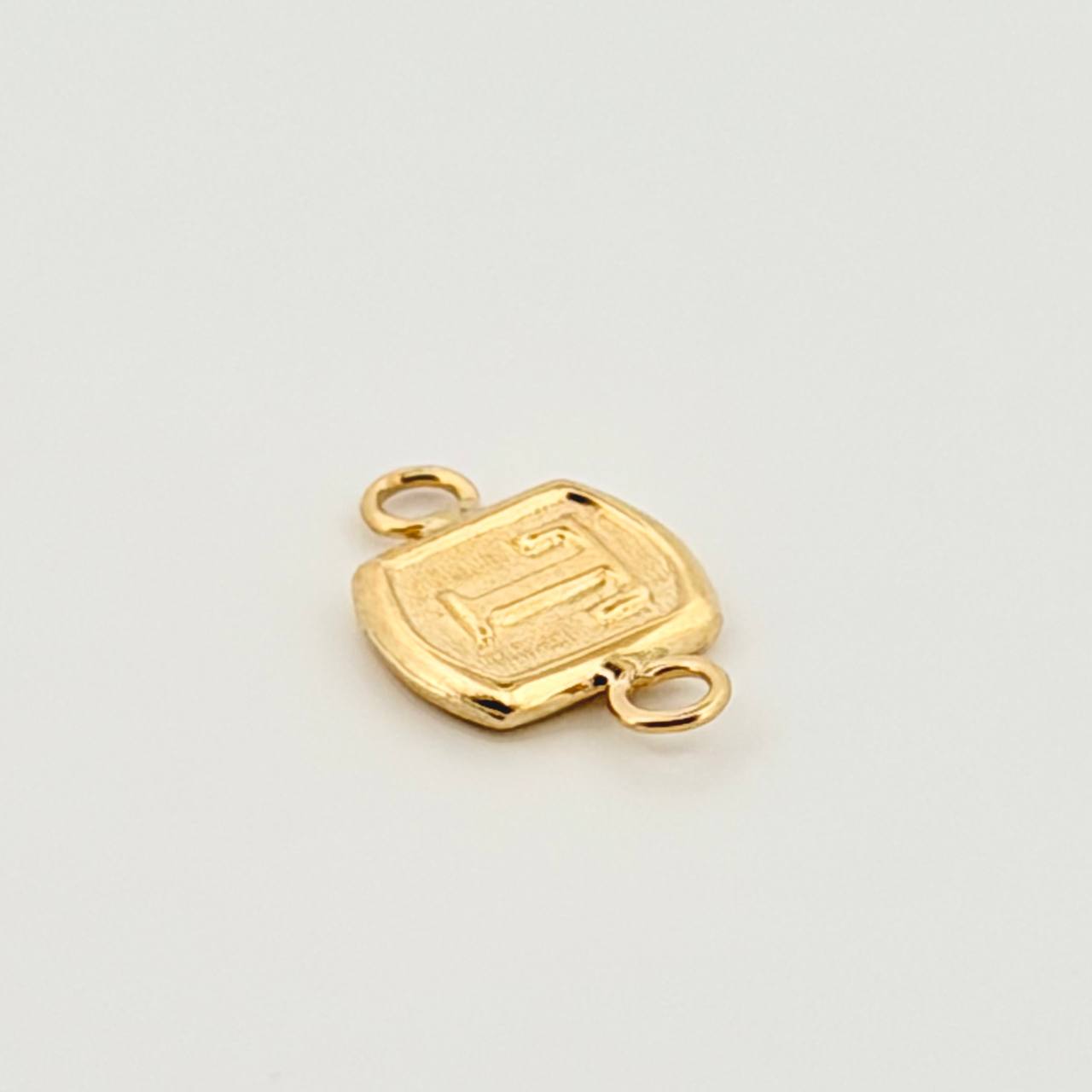 Herraje Letra T 0.3gr / 1.2cm / Oro Amarillo 18K © Herraje Letra T 0.3gr / 1.2cm / Oro Amarillo 18K ©