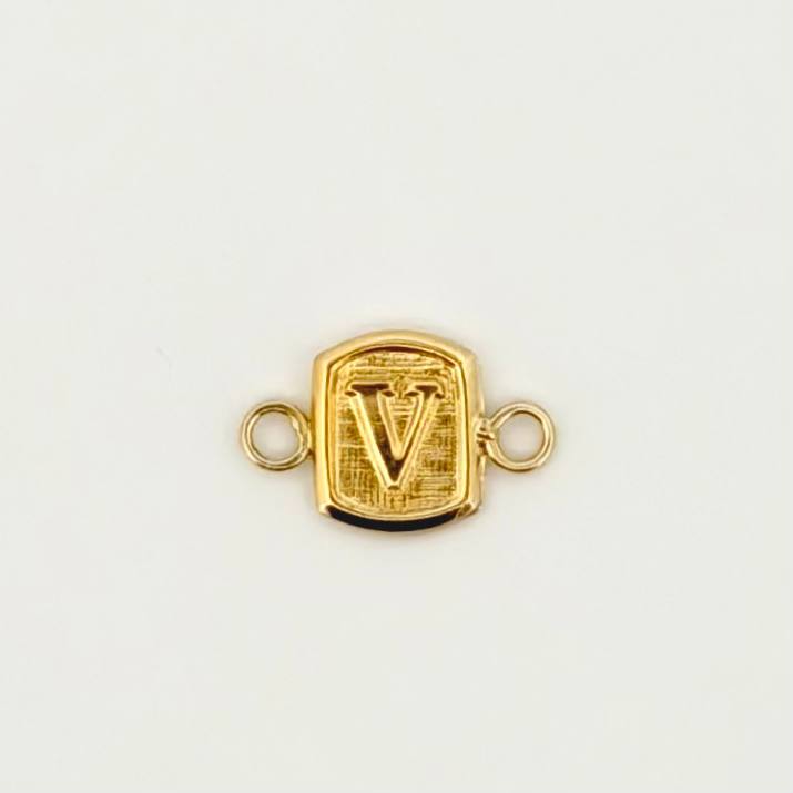 Herraje Letra V 0.3gr / 1.2cm / Oro Amarillo 18K © Herraje Letra V 0.3gr / 1.2cm / Oro Amarillo 18K ©
