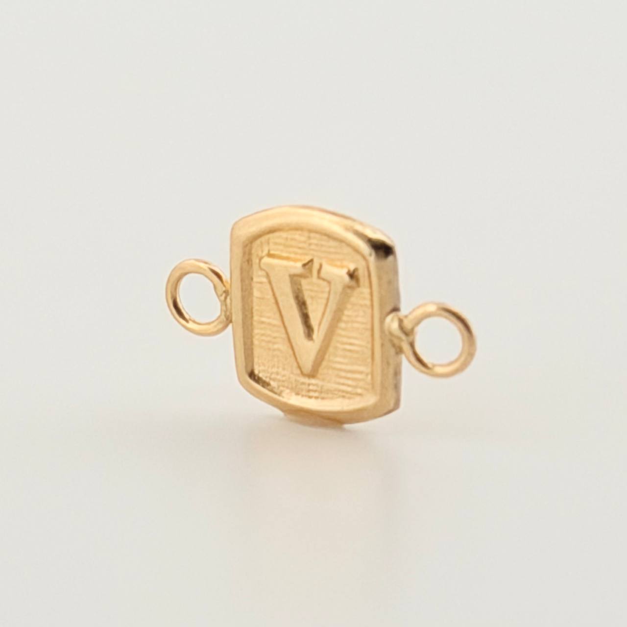 Herraje Letra V 0.3gr / 1.2cm / Oro Amarillo 18K © Herraje Letra V 0.3gr / 1.2cm / Oro Amarillo 18K ©