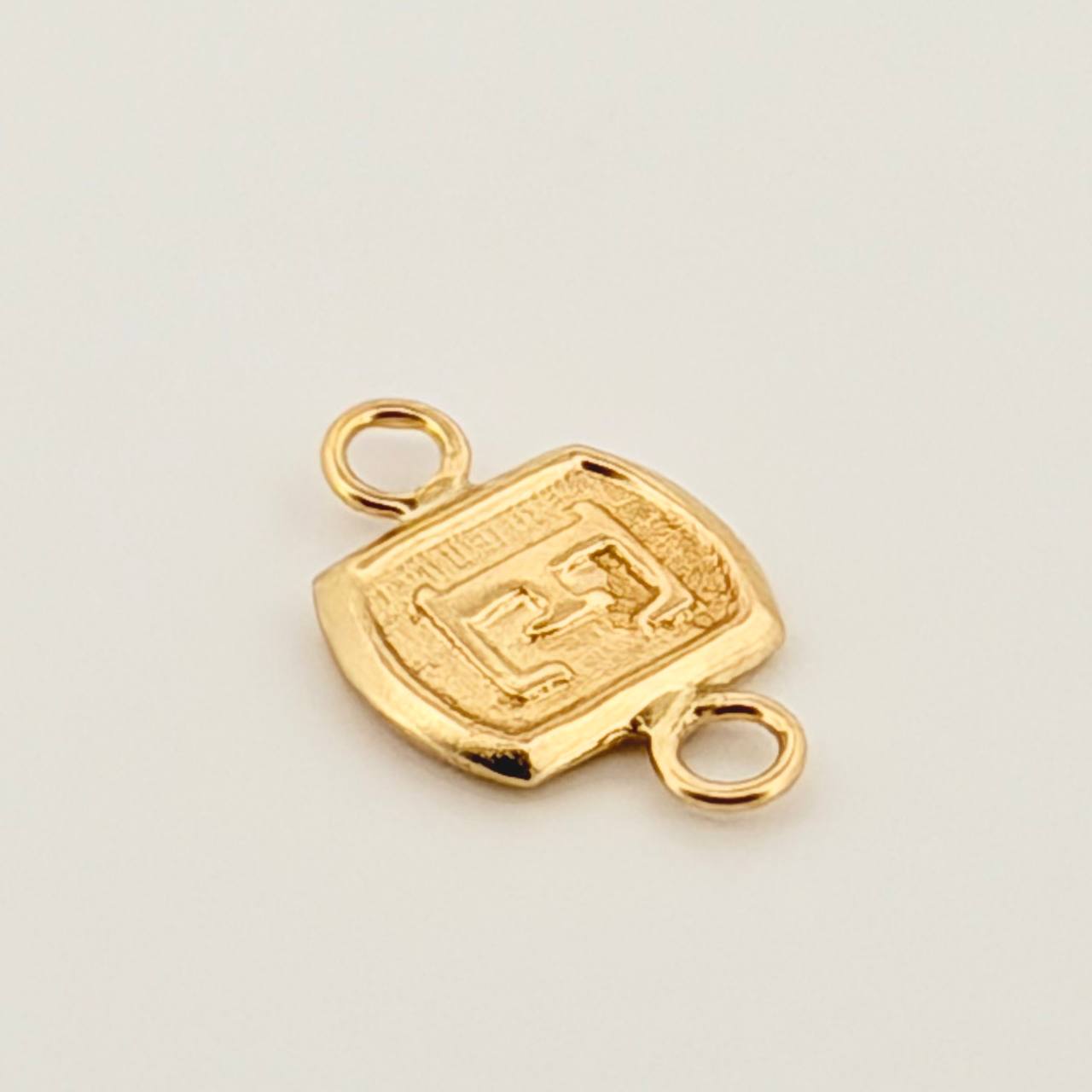 Herraje Letra E 0.3gr / 1.2cm / Oro Amarillo 18K © Herraje Letra E 0.3gr / 1.2cm / Oro Amarillo 18K ©