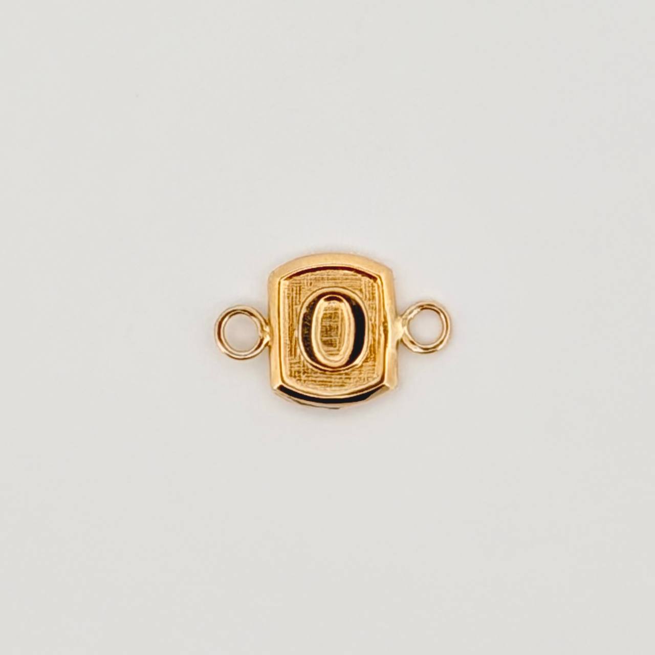 Herraje Letra O 0.3gr / 1.2cm / Oro Amarillo 18K © Herraje Letra O 0.3gr / 1.2cm / Oro Amarillo 18K ©