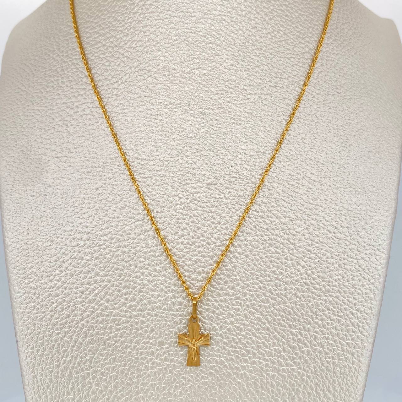 Set Cadena y Dije Lazo + Cruz Cristo 1.4gr / 40cm / 0.85mm Oro Amarillo 18K (Oferta) % Set Cadena y Dije Lazo + Cruz Cristo 1.4gr / 40cm / 0.85mm Oro Amarillo 18K (Oferta) %