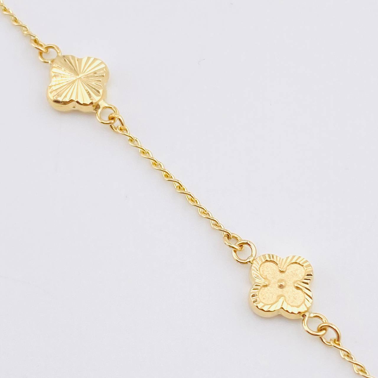 Pulso Aro Seguido Trebol Doble Faz Dorado 2.95gr / 18.5cm / 8mm Oro Amarillo 18K * Pulso Aro Seguido Trebol Doble Faz Dorado 2.95gr / 18.5cm / 8mm Oro Amarillo 18K *