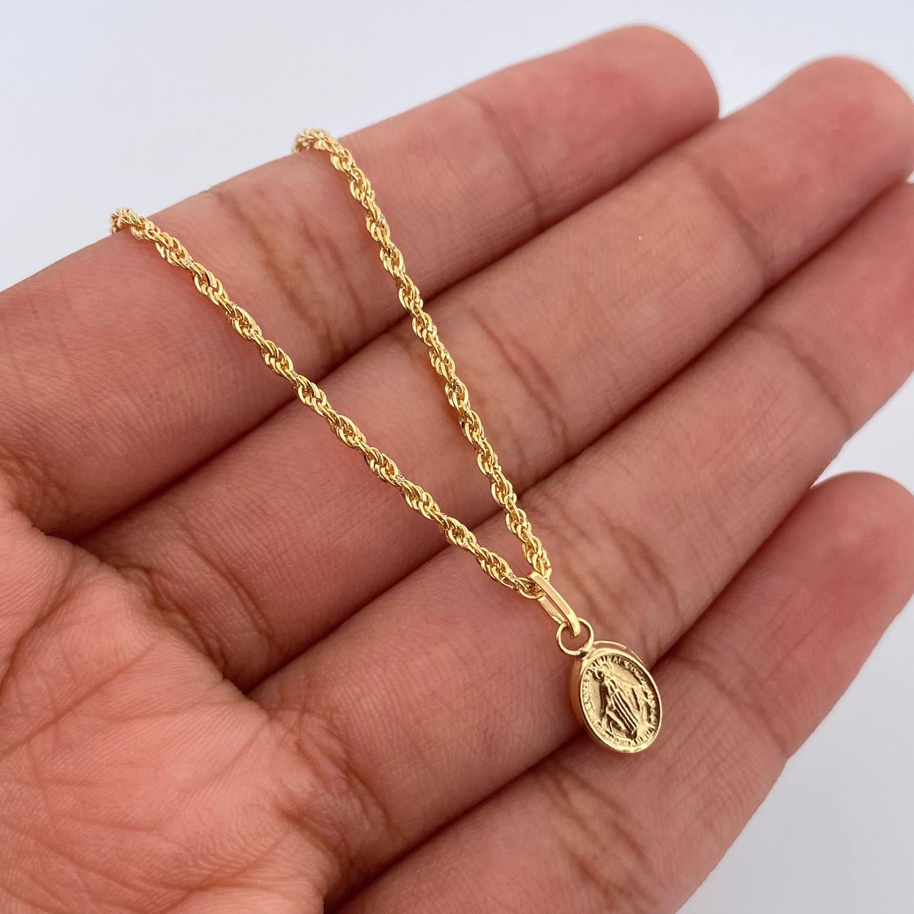 Set Cadena y Dije Lazo+ Virgen Milagrosa 1.4gr / 40.2cm / 1.44mm Oro Amarillo 18K (Oferta) $ Set Cadena y Dije Lazo+ Virgen Milagrosa 1.4gr / 40.2cm / 1.44mm Oro Amarillo 18K (Oferta) $