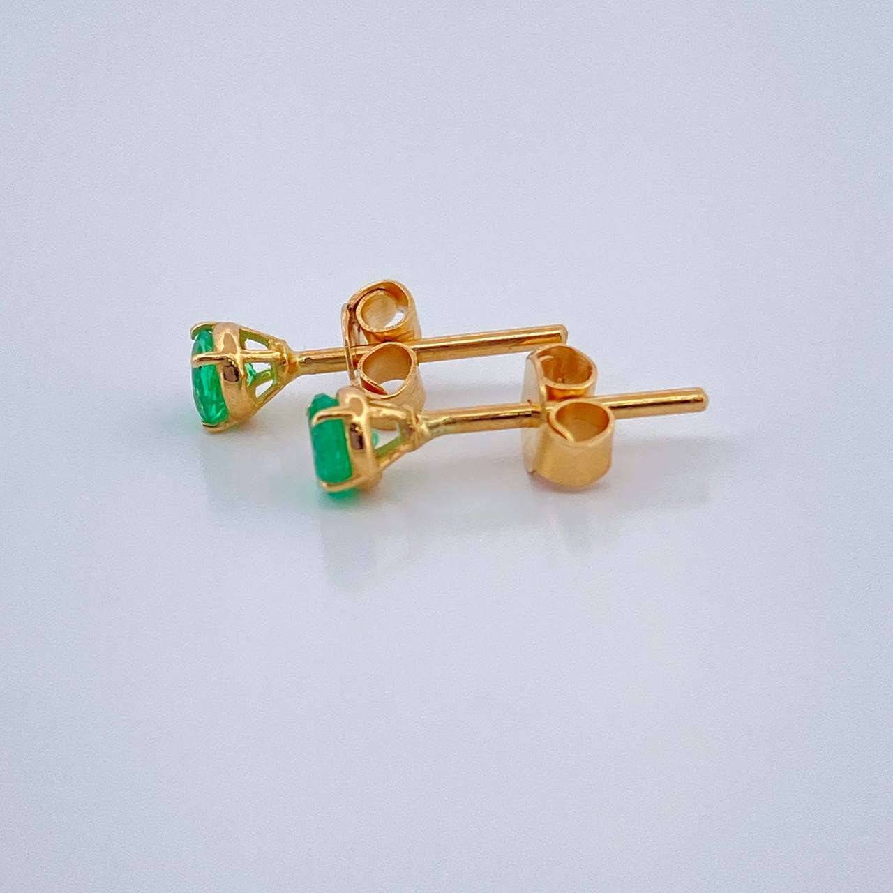 Topos Cuatro Garras Esmeralda 0.8gr / Oro Amarillo 18K & Topos Cuatro Garras Esmeralda 0.8gr / Oro Amarillo 18K &