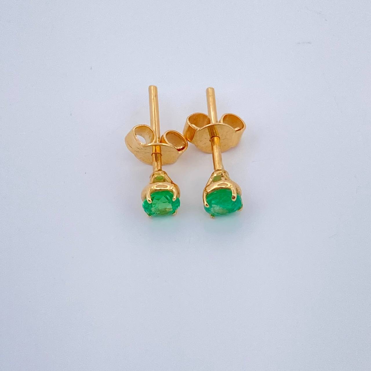 Topos Cuatro Garras Esmeralda 0.8gr / Oro Amarillo 18K & Topos Cuatro Garras Esmeralda 0.8gr / Oro Amarillo 18K &