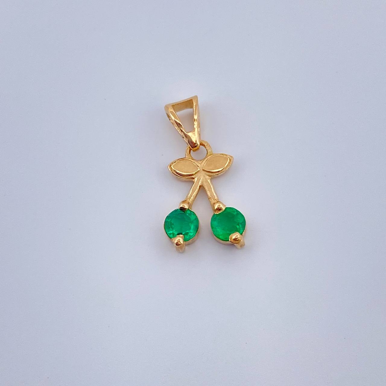 Dije Cereza Esmeralda 0.9gr / 1.6cm / Oro Amarillo 18K & Dije Cereza Esmeralda 0.9gr / 1.6cm / Oro Amarillo 18K &