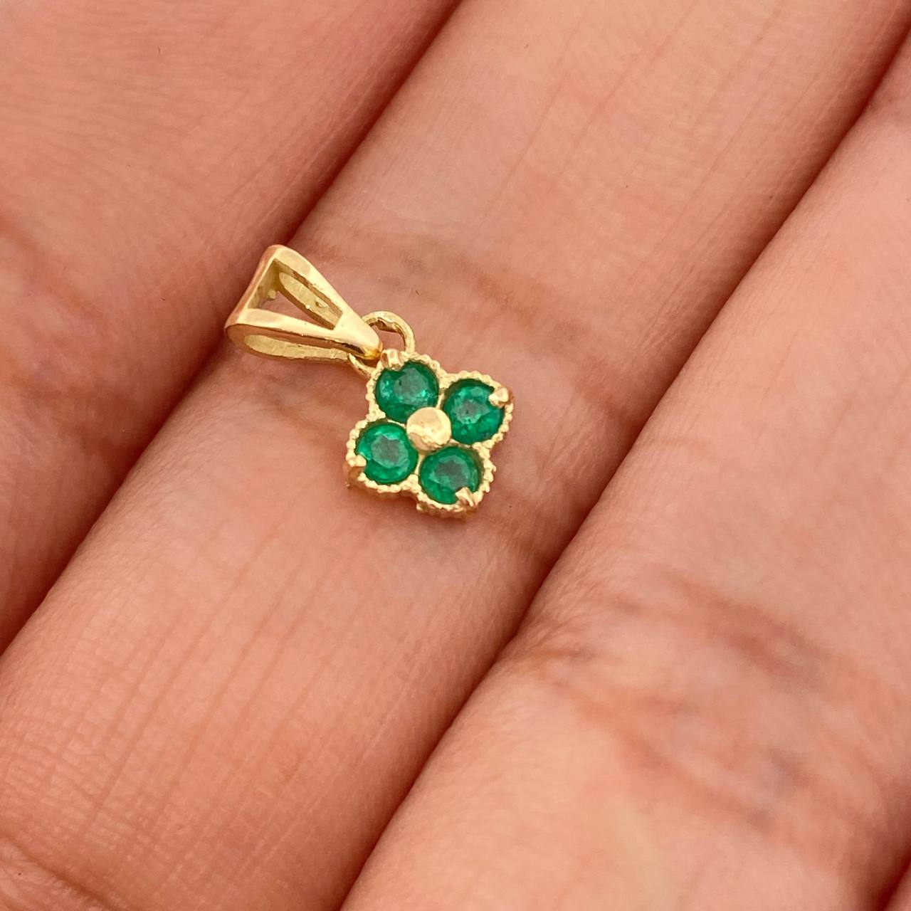 Dije Flores Esmeralda 0.65gr / 1.2cm / Oro Amarillo 18K & Dije Flores Esmeralda 0.65gr / 1.2cm / Oro Amarillo 18K &