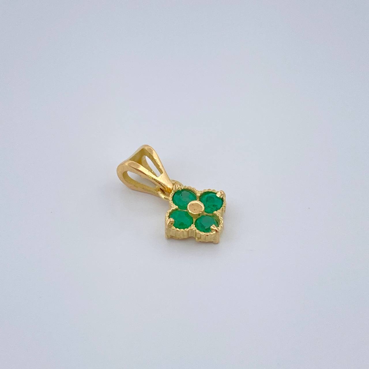 Dije Flores Esmeralda 0.65gr / 1.2cm / Oro Amarillo 18K & Dije Flores Esmeralda 0.65gr / 1.2cm / Oro Amarillo 18K &