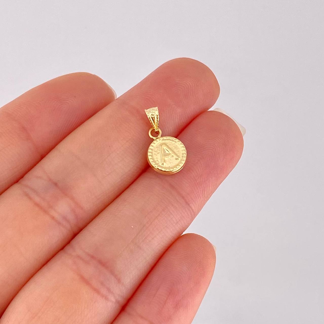 Dije Circulo Letra A 0.4g / 1.5cm Oro Amarillo 18K