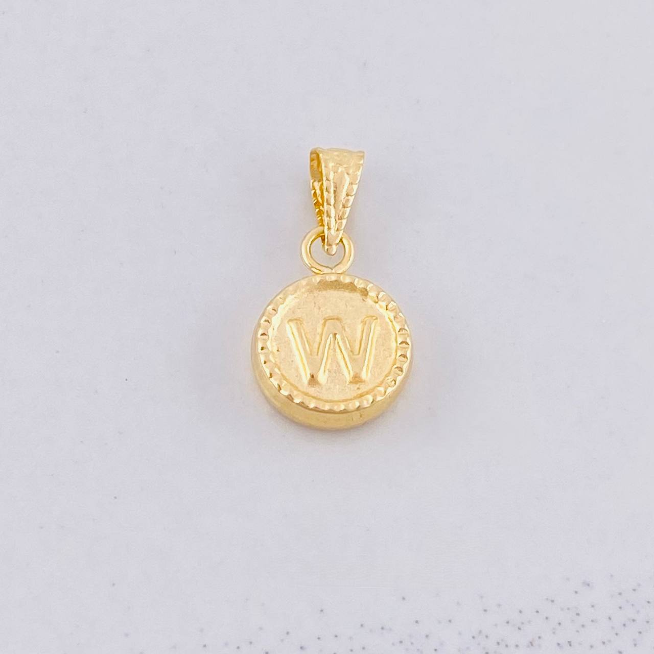 Dije Circulo Letra W 0.45g / 1.5cm Oro Amarillo 18K