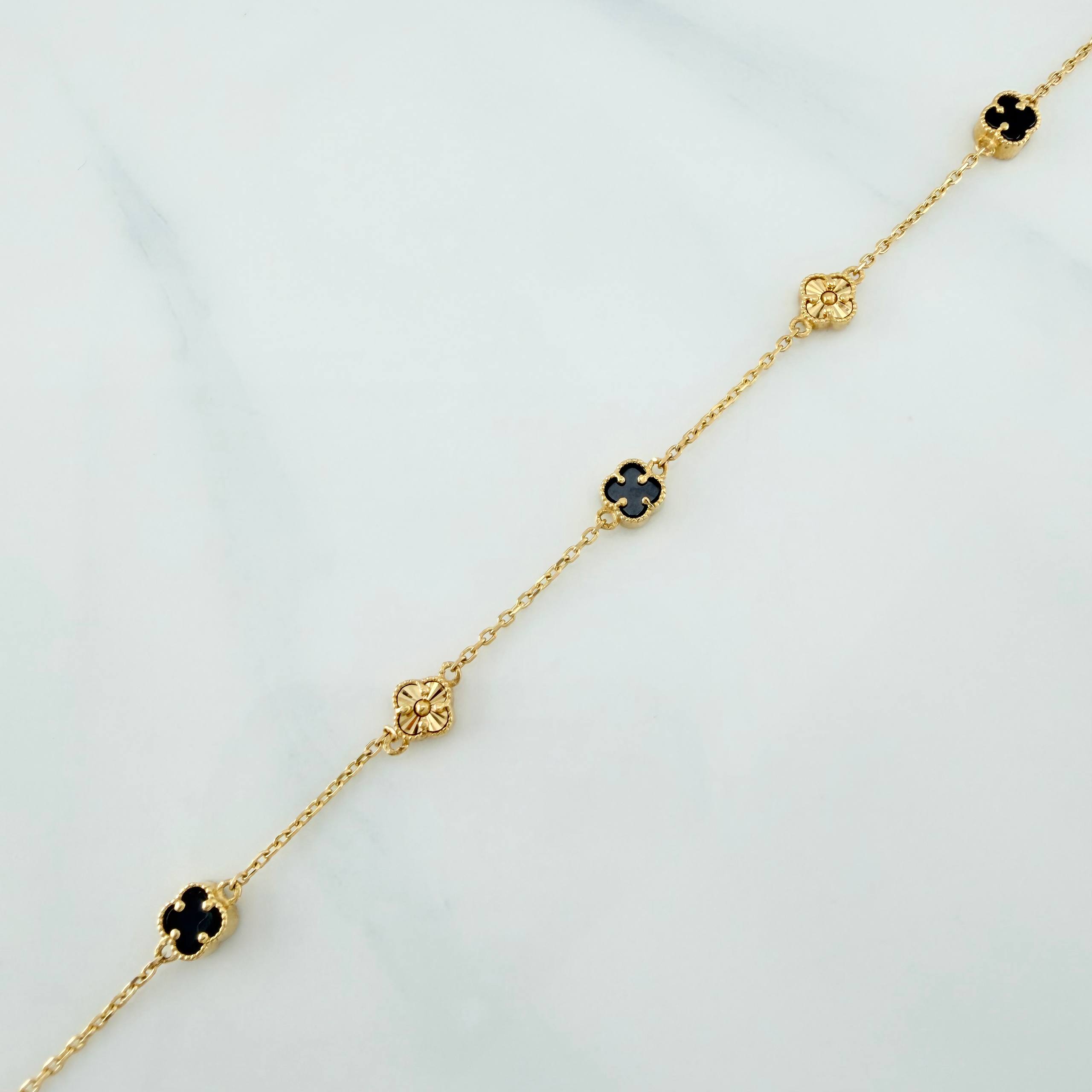 Pulso Trebol Aro Seguido 3.2 g / 21.8 cm / 4.8 mm Oro Amarillo 18K