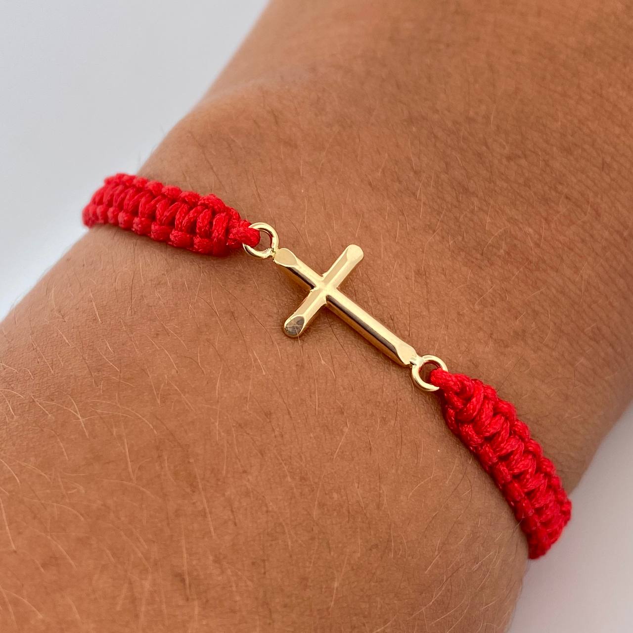 Pulsera Tejida Roja Cruz 0.5gr / Oro Amarillo 18K $