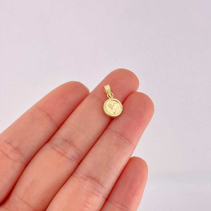 Dije Circulo Letra y 0.4g / 1.5cm Oro Amarillo 18K
