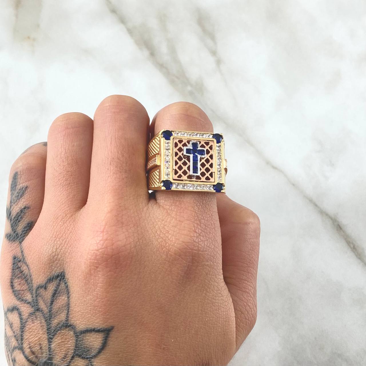 Anillo Recuadro Confesionario Cruzado 13.05gr / T10 1/4 / Circones Blancos Azules Tres Oros 18K *