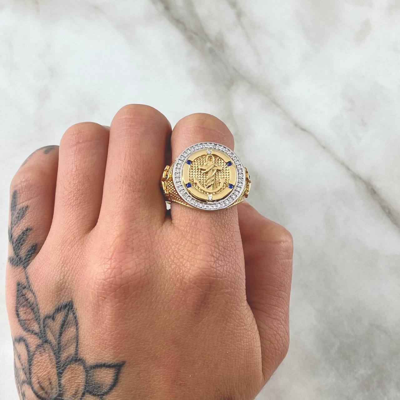 Anillo Sello Ancla Amarrada 9.65gr / T11 / Circones Azules Blancos Dos Oros Amarillo Blanco 18K *