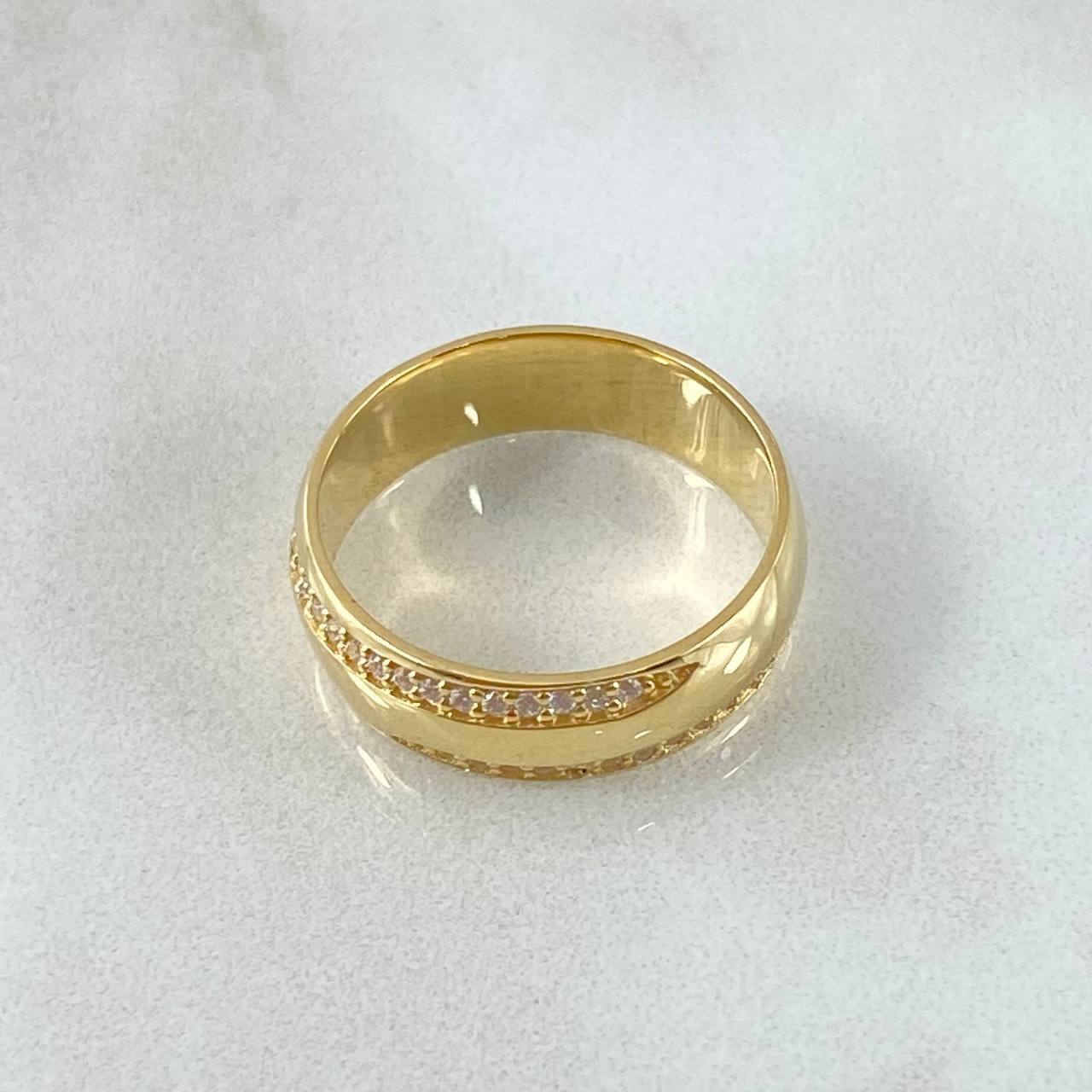 Anillo Borde Basteado 5.05gr / Circones Blancos Oro Amarillo 18K