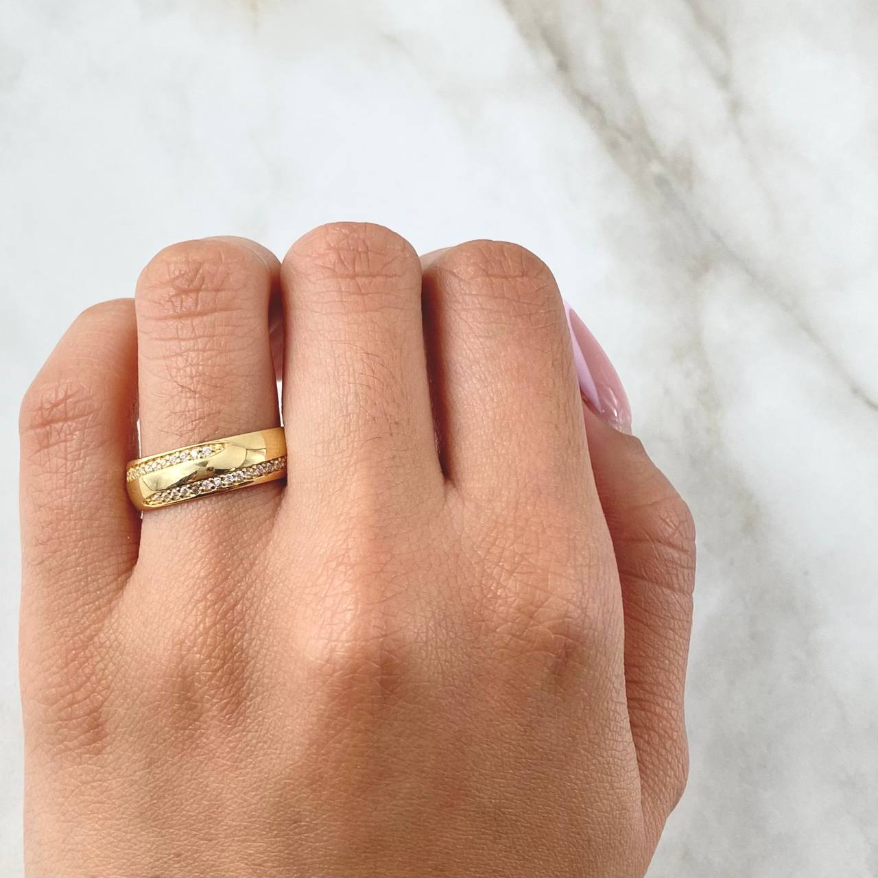 Anillo Borde Basteado 5.05gr / Circones Blancos Oro Amarillo 18K