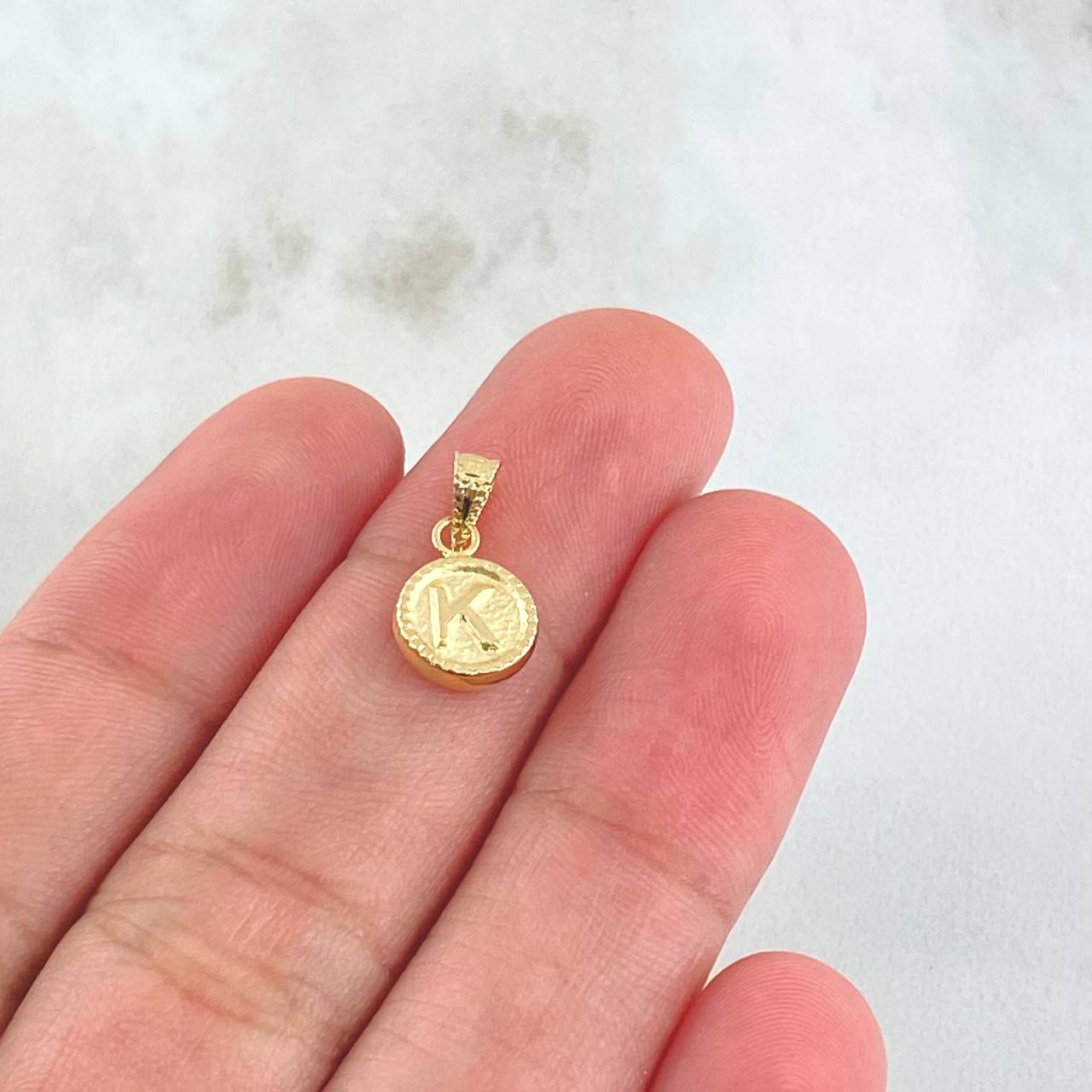 Dije Letra K 0.45gr / 1.4cm / Circulo Cargador Bordeado Oro Amarillo 18K