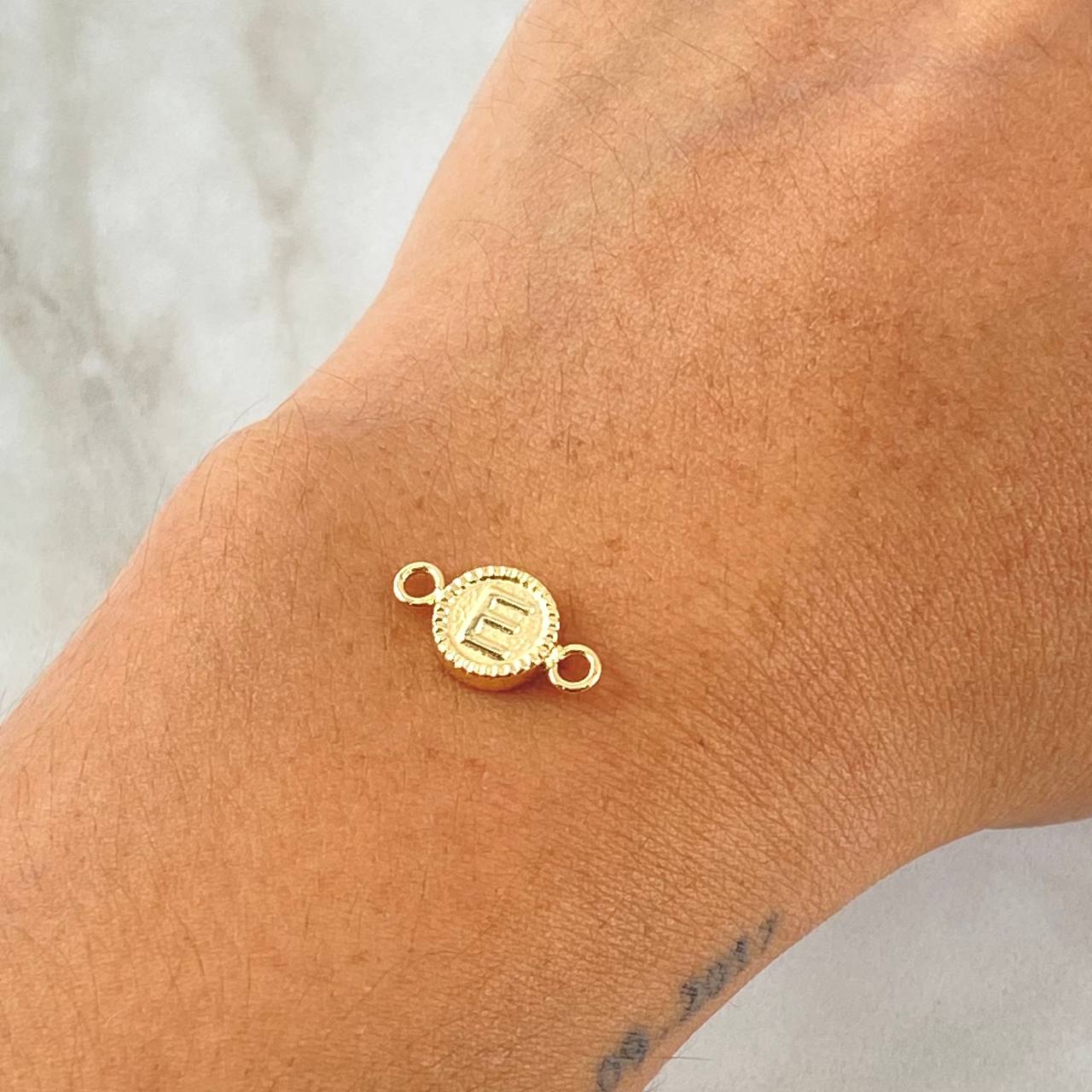 Herraje Letra E 0.45gr / 1.5cm / Bordeado Oro Amarillo 18K *
