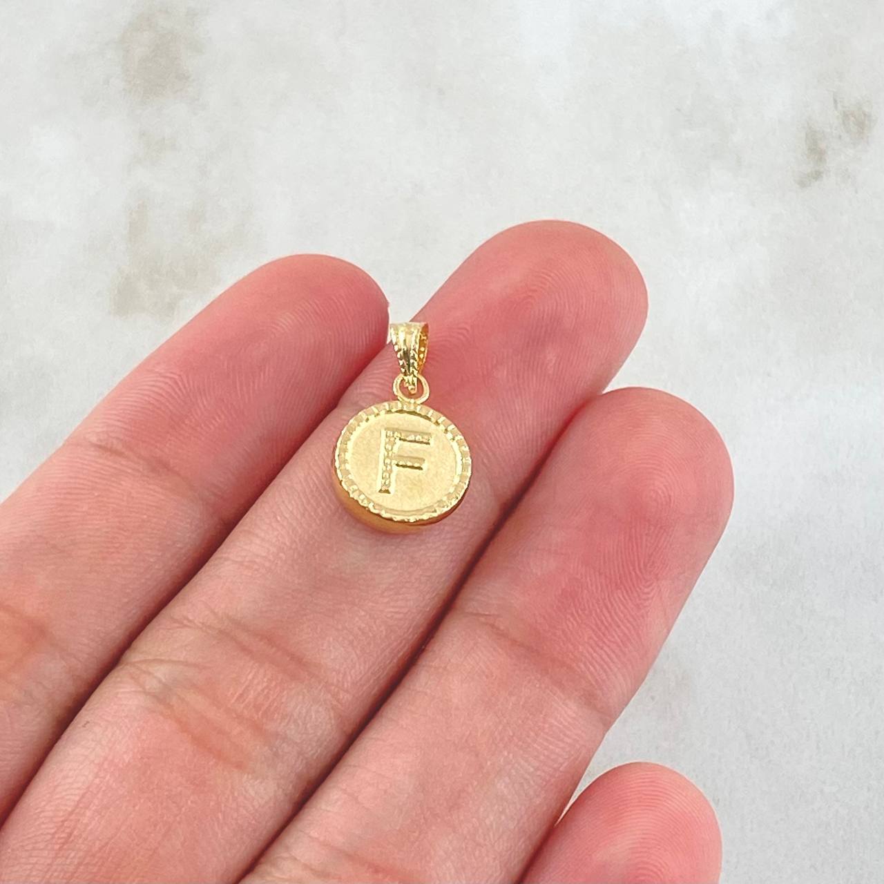 Dije Letra F 0.35gr / 1.5cm / Circulo Texturizado Oro Amarillo 18K