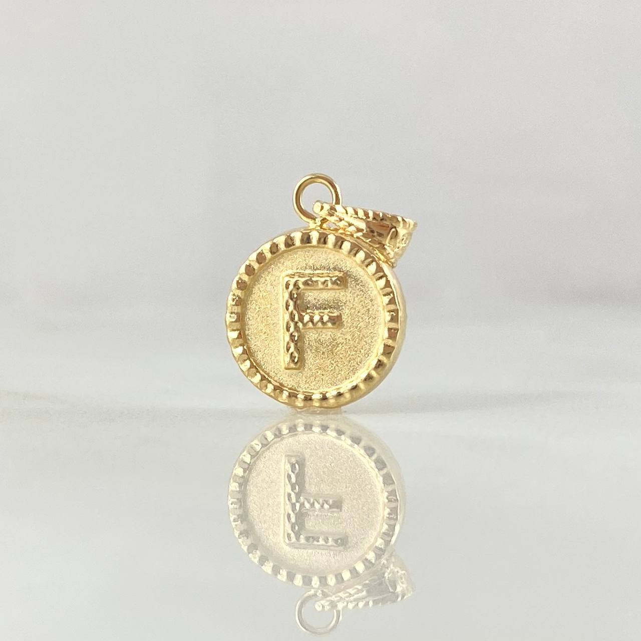 Dije Letra F 0.55gr / 1.7cm / Circulo Cargador Bordeado Oro Amarillo 18K *