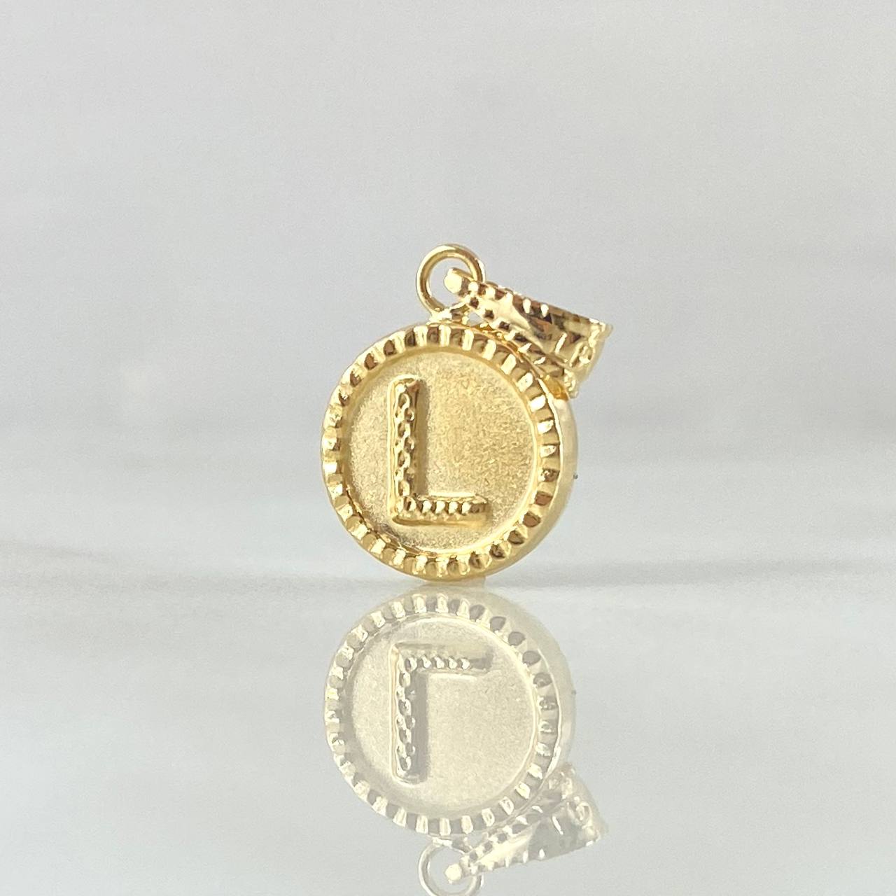 Dije Letra L 0.65gr / 1.7cm / Circulo Cargador Bordeado Oro Amarillo 18K