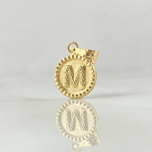 Dije Letra M 0.6gr / 1.7cm-Mate-Bordeado Oro Amarillo 18K ©