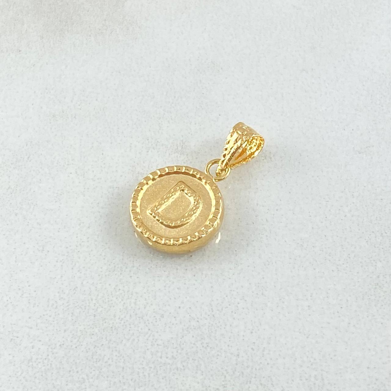 Dije Letra D 0.65gr / 1.7cm / Circulo Cargador Bordeado Oro Amarillo 18K