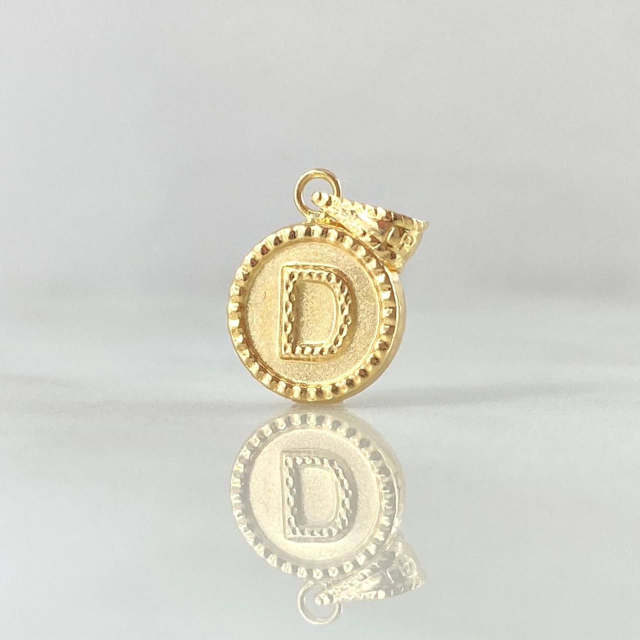 Dije Letra D 0.6gr / 1.7cm-Mate-Bordeado Oro Amarillo 18K ©