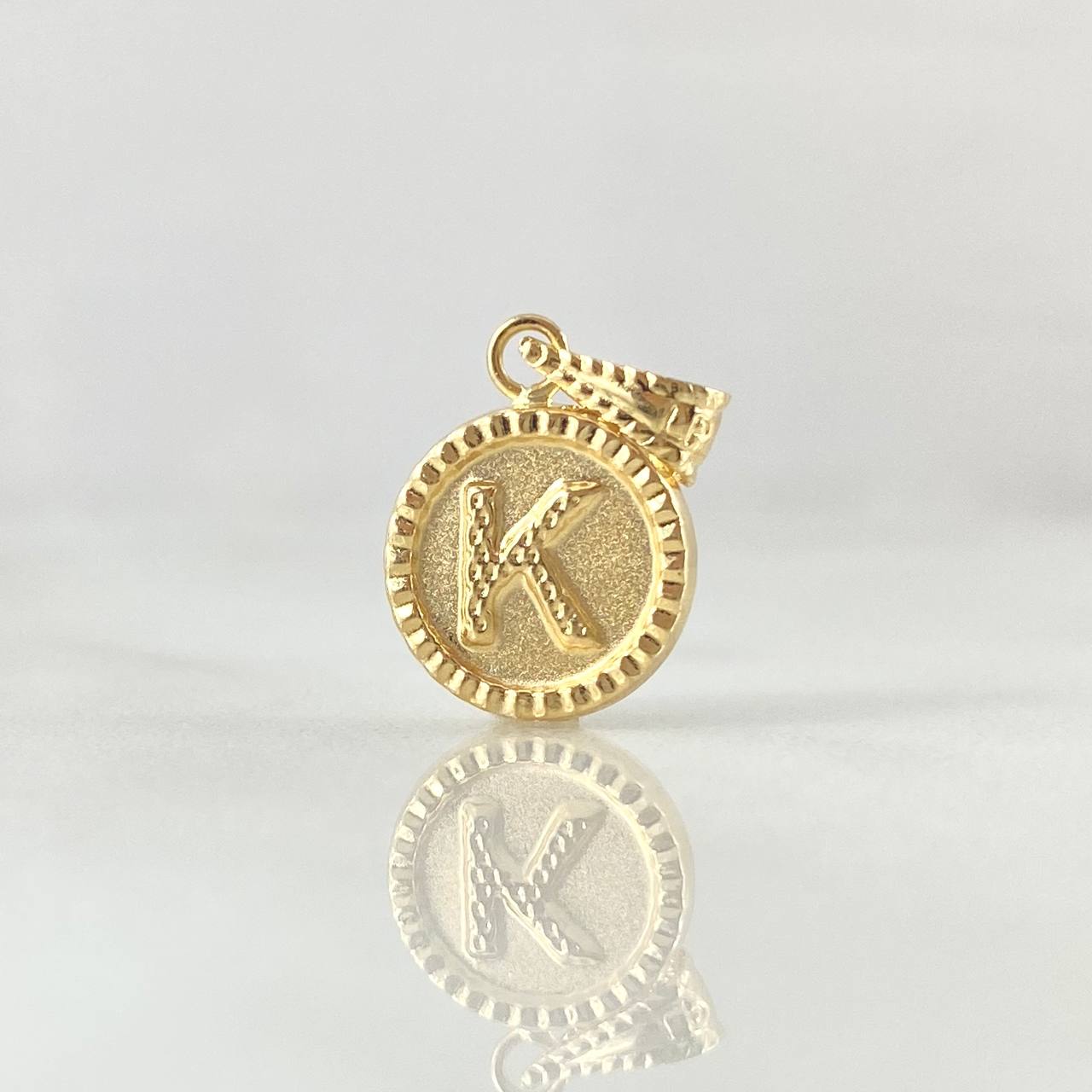 Dije Letra K 0.65gr / 1.7cm-Mate-Bordeado Oro Amarillo 18K ©