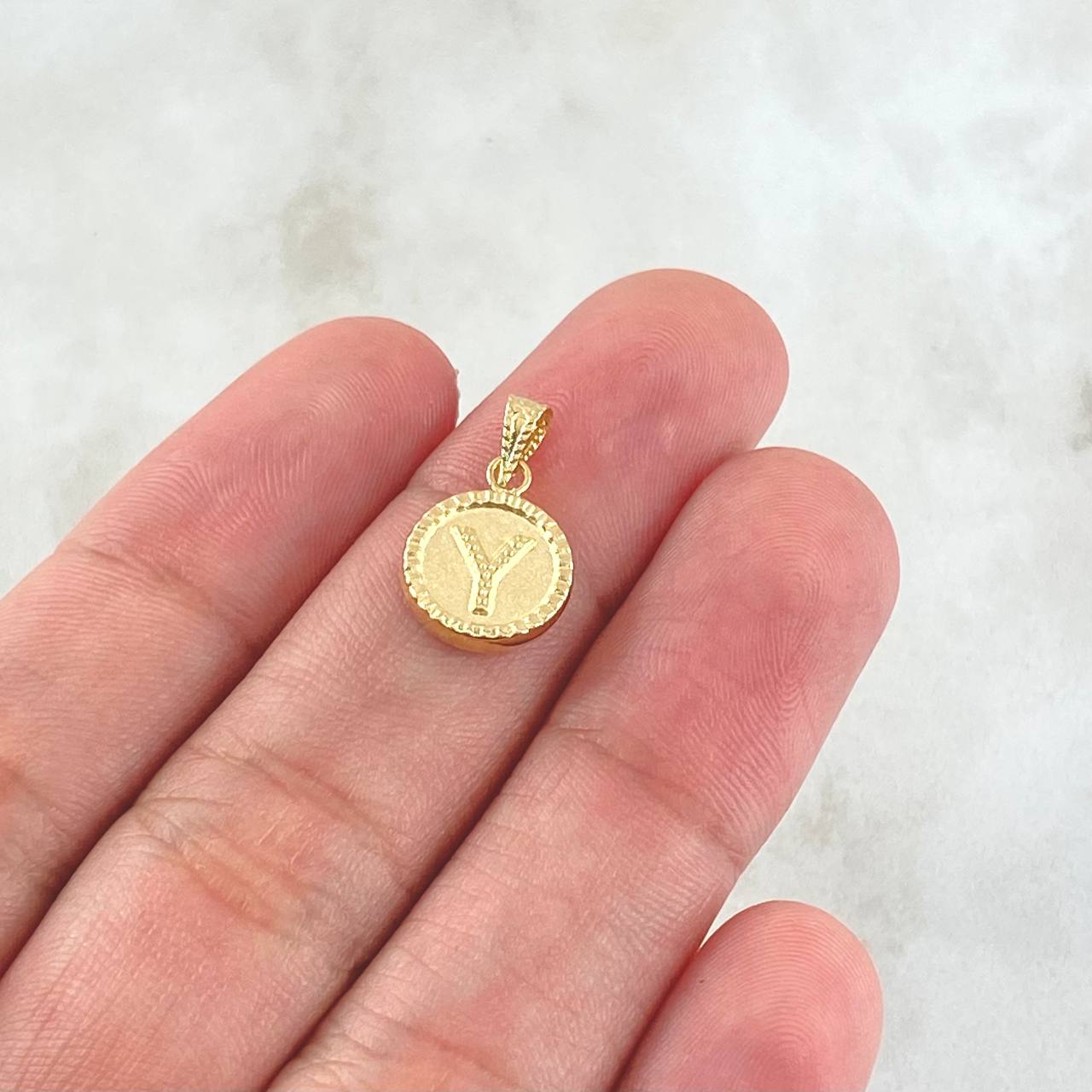 Dije Letra Y 0.55gr / 1.7cm-Mate-Bordeado Oro Amarillo 18K ©