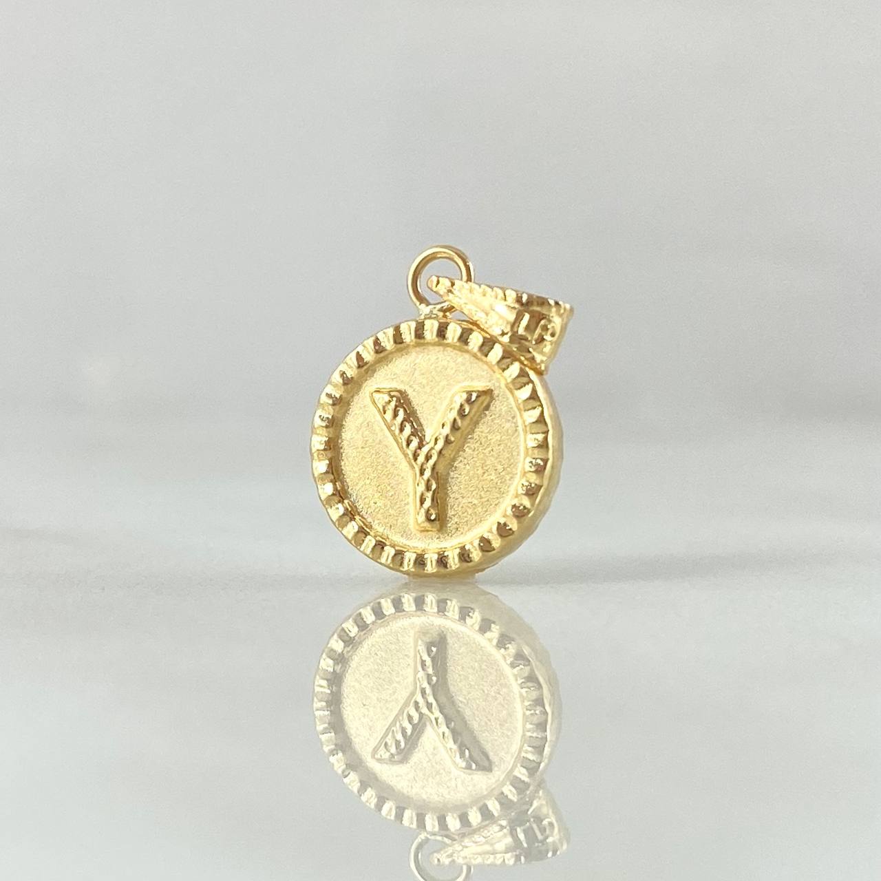 Dije Letra Y 0.6gr / 2cm / Circulo Cargador Bordeado Oro Amarillo 18K