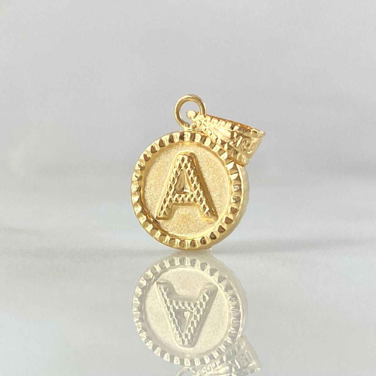Dije Letra A 0.55gr / 1.7cm-Mate-Bordeado Oro Amarillo 18K ©
