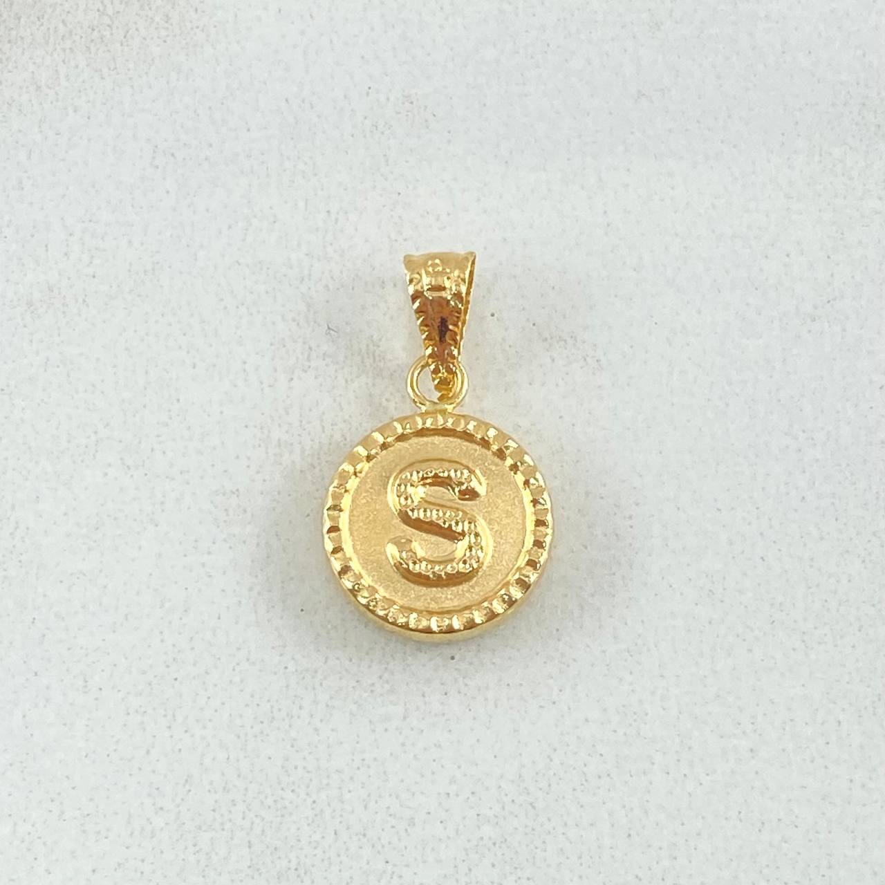 Dije Letra S 0.6gr / 1.7cm / Circulo Cargador Bordeado Oro Amarillo 18K