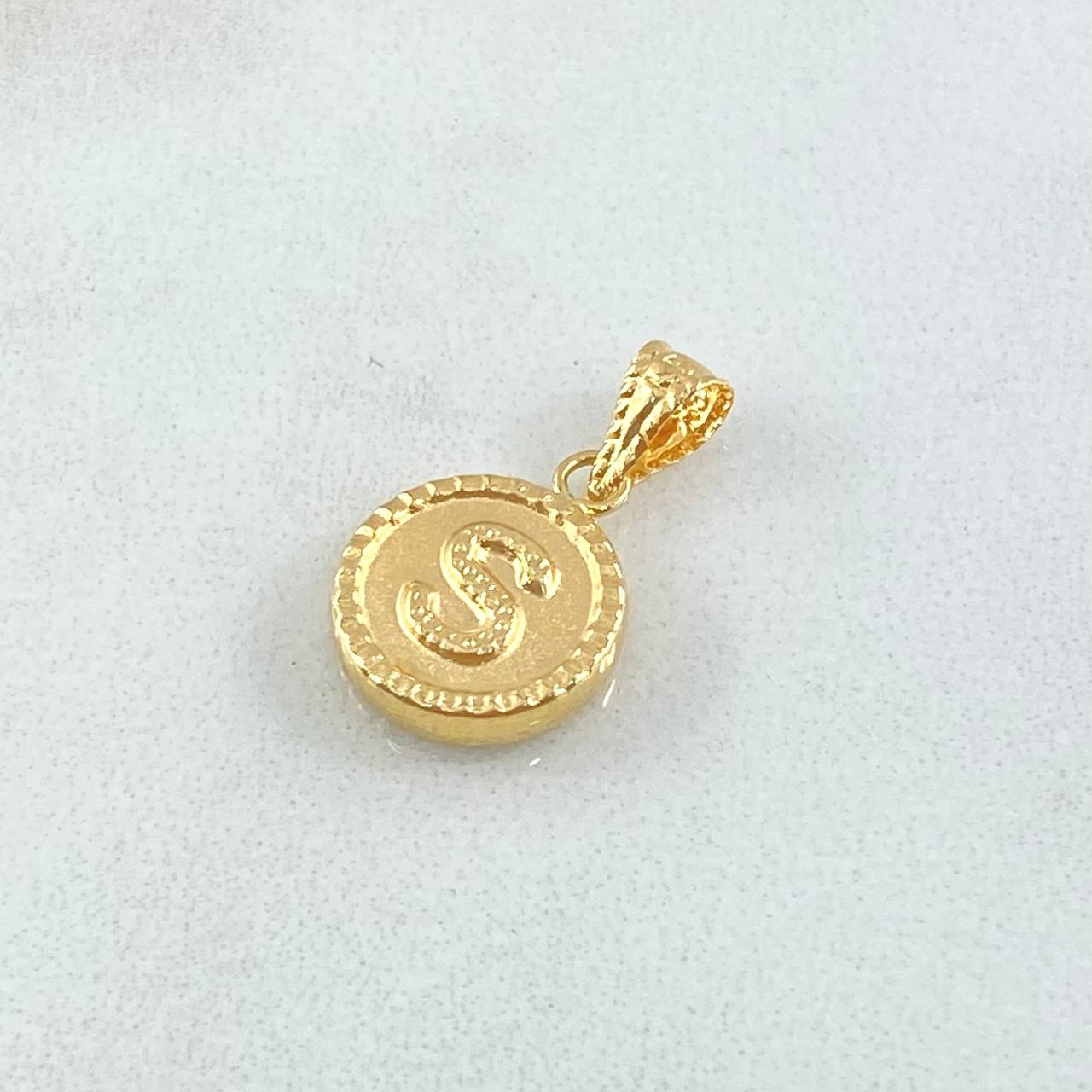Dije Letra S 0.6gr / 1.7cm / Circulo Cargador Bordeado Oro Amarillo 18K