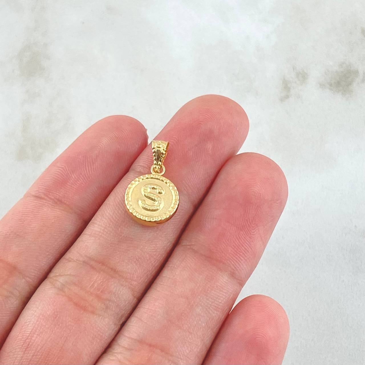 Dije Letra S 0.6gr / 1.7cm / Circulo Bordeado Oro Amarillo 18K *