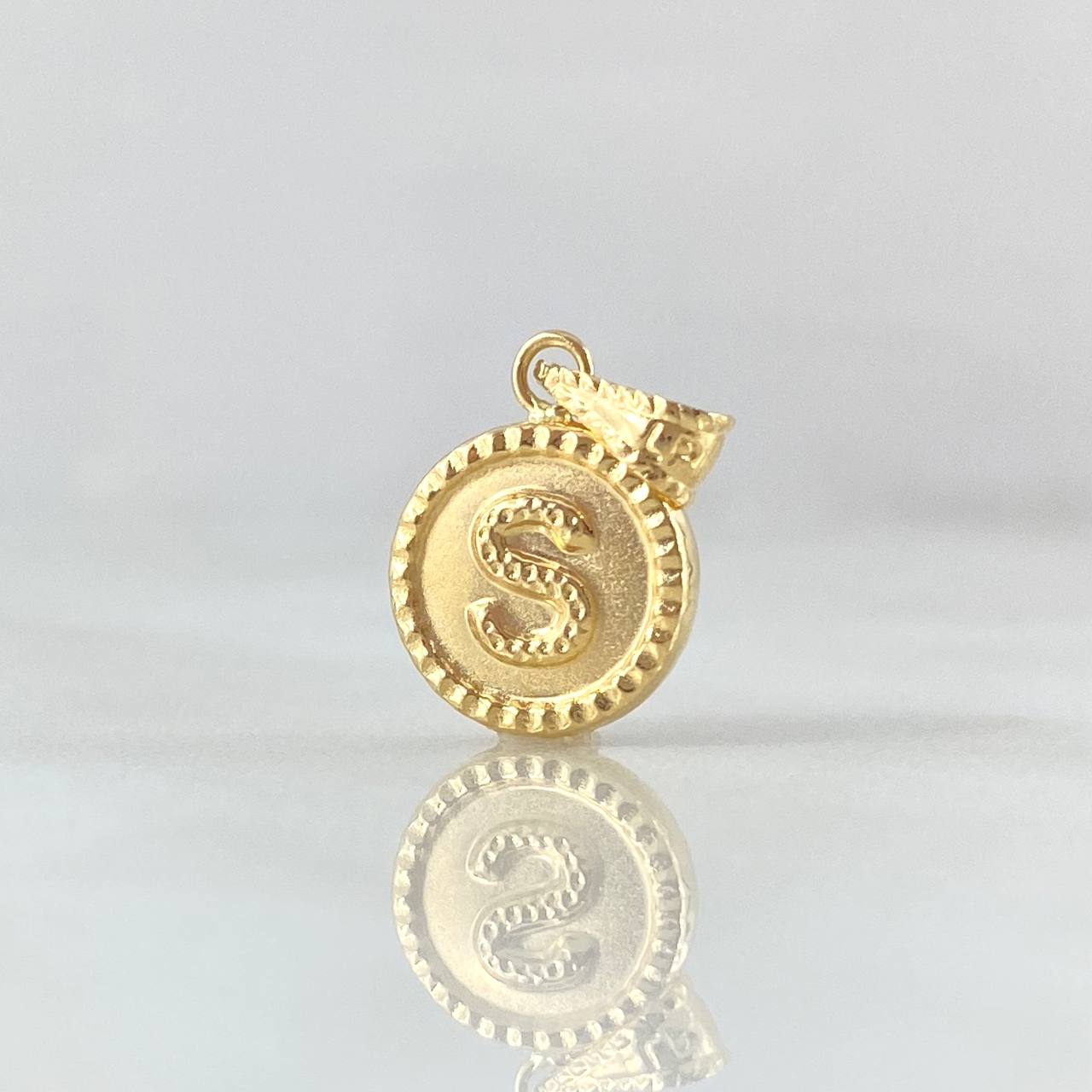 Dije Letra S 0.6gr / 1.7cm / Circulo Cargador Bordeado Oro Amarillo 18K *