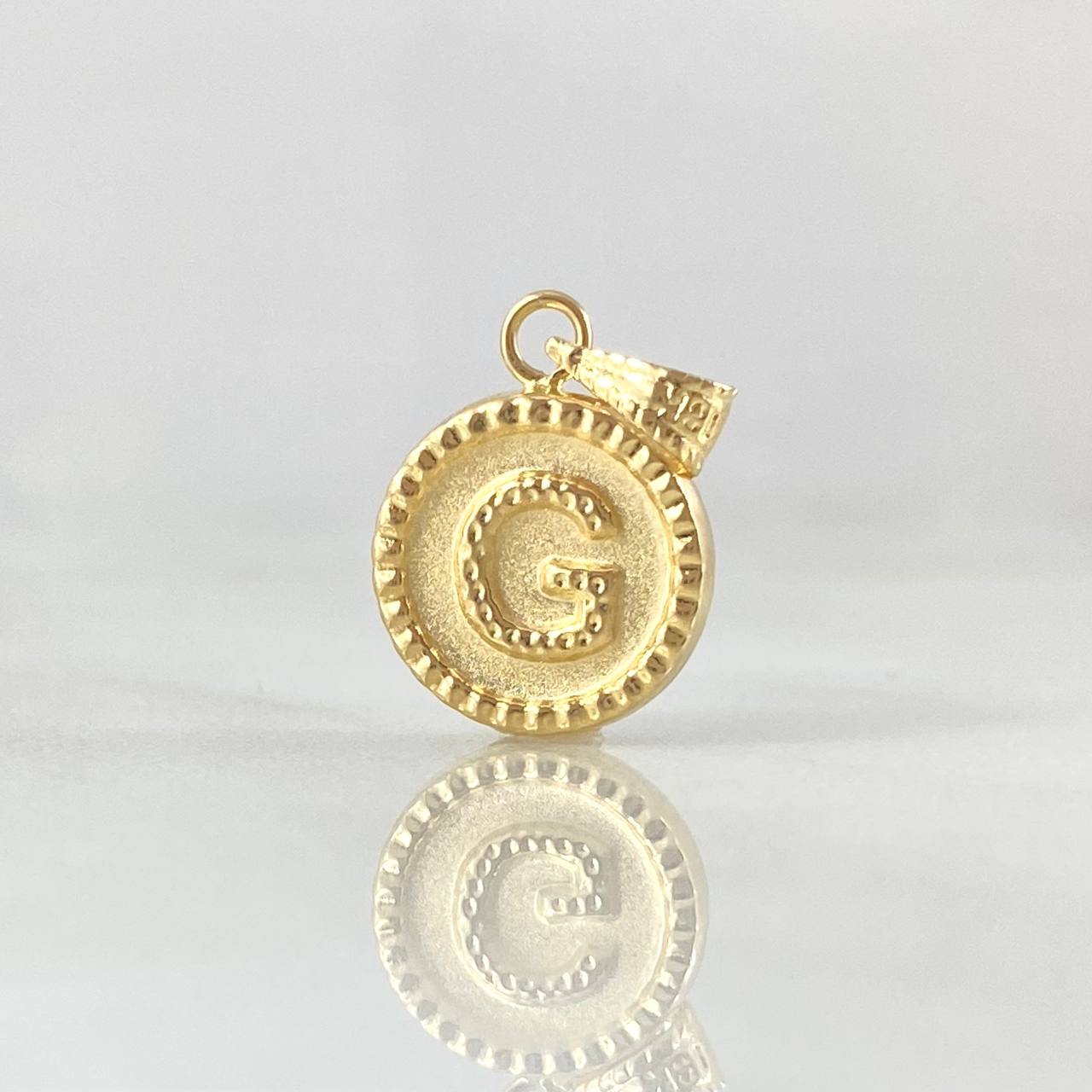Dije Letra G 0.6gr / 1.7cm-Mate-Bordeado Oro Amarillo 18K ©