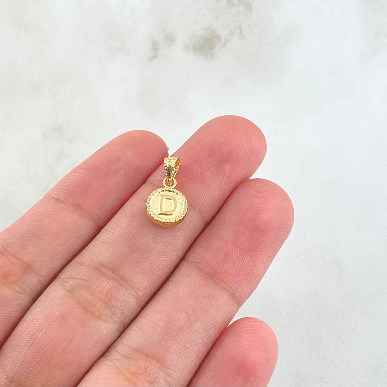 Dije Letra D 0.4gr / 1.4cm / Circulo Cargador Bordeado Oro Amarillo 18K