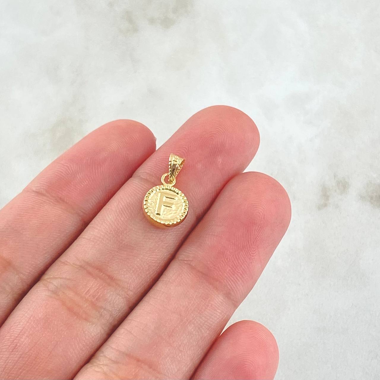 Dije Letra F 0.4gr / 1.4cm / Circulo Texturizado Oro Amarillo 18K *